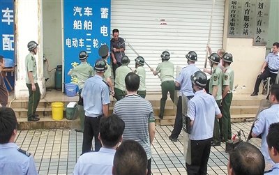 昨日，警方趕到現(xiàn)場制服嫌疑人何某。