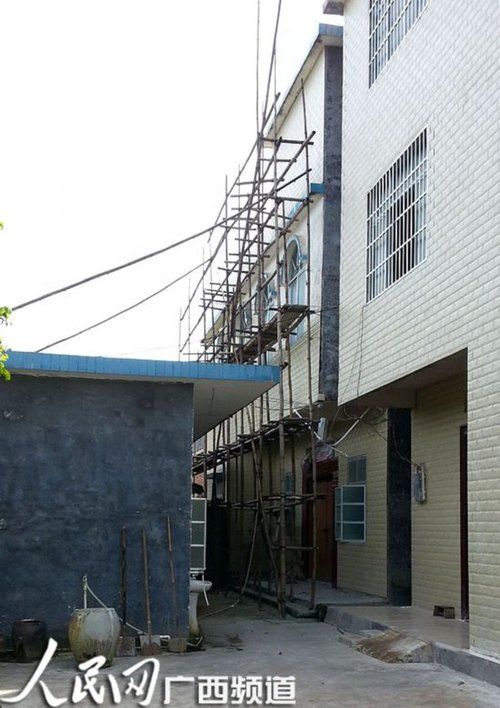 何某某的家門緊鎖，23日晚家人連夜搬家，現(xiàn)在去向不明