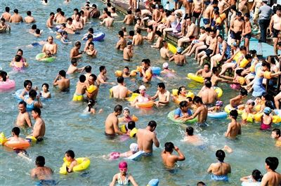 昨日，濟(jì)南市最高氣溫超過37℃，位于市區(qū)黑虎泉畔的泉水浴場免費(fèi)開放。