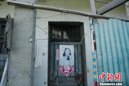 圖為嫌犯租住的民房，當(dāng)天受害人即攀在門(mén)上的窗口對(duì)外呼救。 吳佳蔚 攝