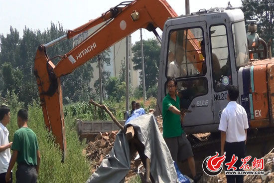 陳寶成手持自制刀斧守在挖掘機(jī)旁阻止便衣民警靠前。（視頻截圖）