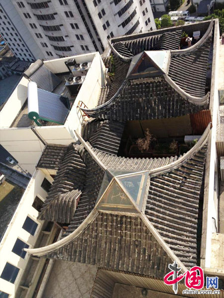 2013年8月14日，江蘇蘇州蘇州市三香大廈高樓18層樓頂東側(cè)陽(yáng)臺(tái)上的“蘇州園林”式別墅，兩座涼亭和兩道回廊，飛檐翹角，一派蘇州園林的氣勢(shì)。中國(guó)網(wǎng)圖片庫(kù)李俊鋒攝影