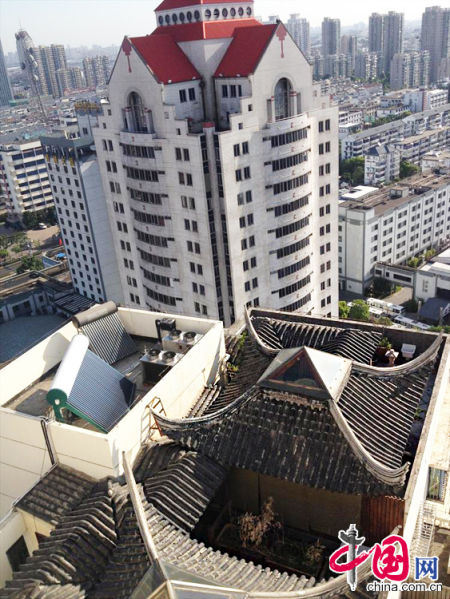 2013年8月14日，江蘇蘇州蘇州市三香大廈高樓18層樓頂東側(cè)陽(yáng)臺(tái)上的“蘇州園林”式別墅，兩座涼亭和兩道回廊，飛檐翹角，一派蘇州園林的氣勢(shì)。中國(guó)網(wǎng)圖片庫(kù)李俊鋒攝影