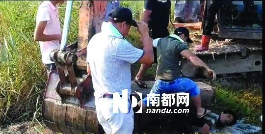 另一名男子被推入水塘。