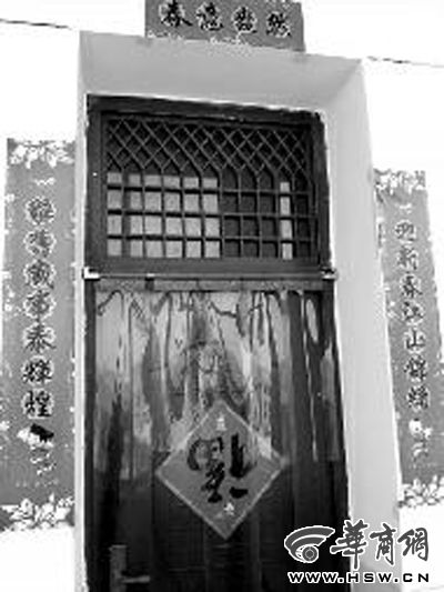 昨日中午，張某辦公室大門緊閉。