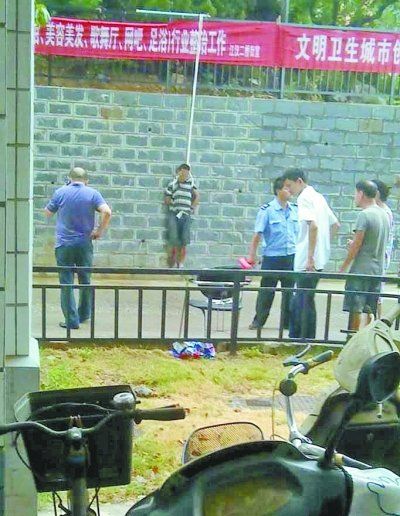 小偷被五花大綁捆在小區(qū)門前的墻壁上示眾。 網友羅先生 攝