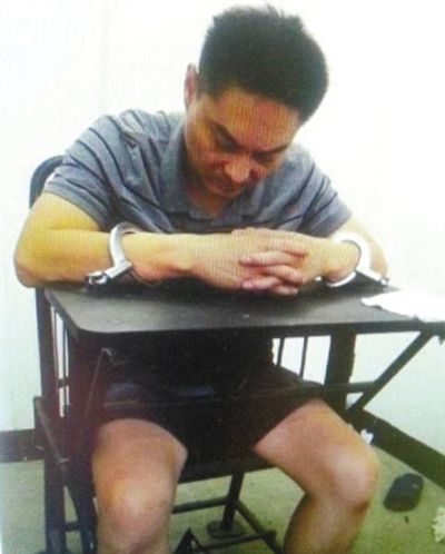 韓磊被控制時接受警方訊問。本組圖片為視頻截圖