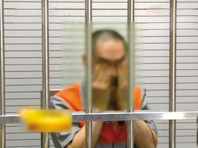 韓磊掩面哭泣。