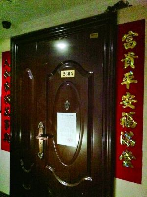 拆除公告昨天仍貼在2605號大門上。