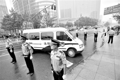 　　昨日早上,押解李某某的車隊開進法院。當日,李某某等5人涉嫌強奸案在海淀法院不公開審理。本版攝影/新京報記者 王貴彬