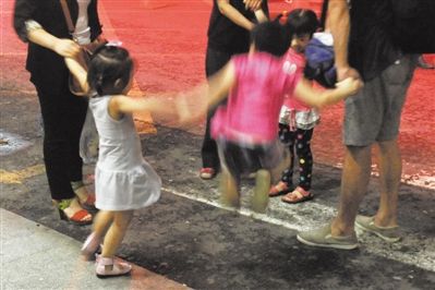 2012年8月1日晚，北京兒童醫(yī)院，三個(gè)來(lái)自廊坊的小女孩在玩耍，她們都被幼兒園老板性侵害。本版攝影/新京報(bào)記者 尹亞飛