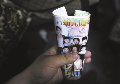 2012年8月1日，事發(fā)幼兒園一受害女童展示班級(jí)合影。