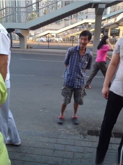 搶嬰男子站在一旁。