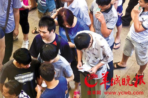 挎腰包的“黃?！狈职l(fā)一輪“任務(wù)”后，自己也開始整理“炒號(hào)”簽條