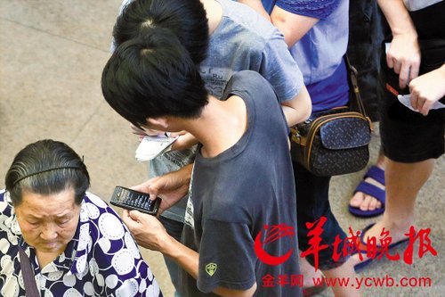 排隊(duì)的“黃牛”各手執(zhí)一疊白紙，上面寫好了要掛號(hào)的人的信息，包括姓名、電話、要掛的科室等。穿黑白花紋衣服的老婆婆正在排隊(duì)掛號(hào)