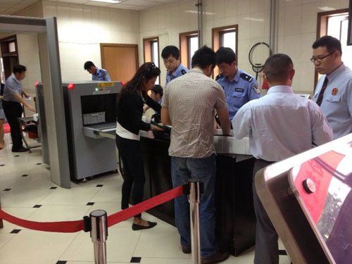 上午蘇順虎律師和其家屬安檢進(jìn)入法院。