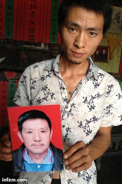 程興貴的兒子程正鵬拿著父親的遺照。程興貴自殺后，政府補(bǔ)償程家6000多塊錢，并終于認(rèn)定了程興貴的代課教齡。 (南方周末記者雷磊/圖)