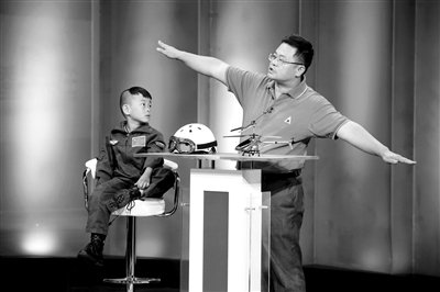 9月6日，“鷹爸”和多多在北京科影制片廠錄制一檔節(jié)目。