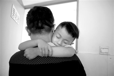 9月6日，“鷹爸”抱著多多去化妝間，準(zhǔn)備錄制節(jié)目。