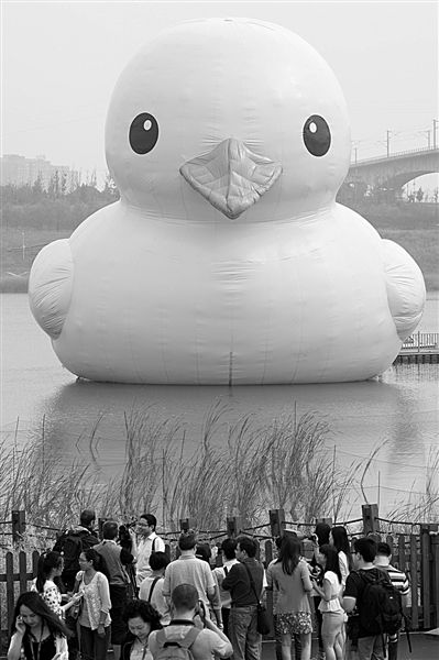 前日，大黃鴨首秀時，皮膚發(fā)皺、嘴巴尖尖朝下嘟，顯得頗為“委屈”。