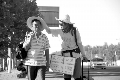 徒步旅途的第77天，雷闖與父親一起前行。雷闖供圖