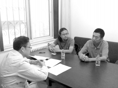 9月13日下午，雷闖(中)與父親在國家衛(wèi)計委遞交建議信，與衛(wèi)計委工作人員交流?！±钻J供圖