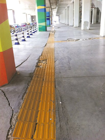 在溫嶺火車站架空層，由于沉降產(chǎn)生的裂縫到處可見。