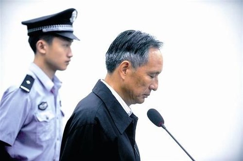 圖為：10日，張曙光在北京市第二中級人民法院接受庭審 新華社發(fā)