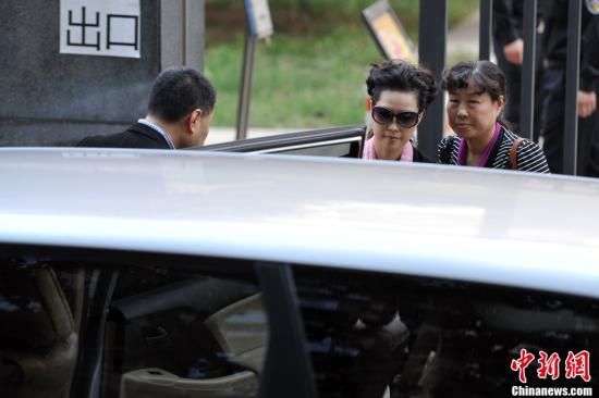 圖為宣判結(jié)束后夢鴿面無表情走出海淀法院，乘車離開。