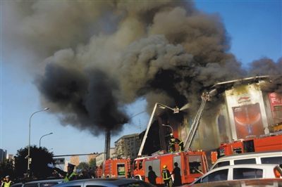 11日，蘋果園喜隆多商場(chǎng)，火災(zāi)現(xiàn)場(chǎng)濃煙滾滾。新華社發(fā)
