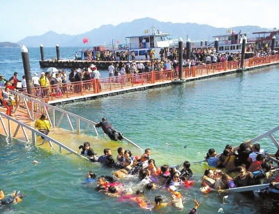 昨天，廬山西海景區(qū)過橋塌陷，致十?dāng)?shù)名游客落水。圖/東方IC