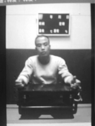 案發(fā)后,當?shù)卮迕駛儑^現(xiàn)場。網(wǎng)絡截圖