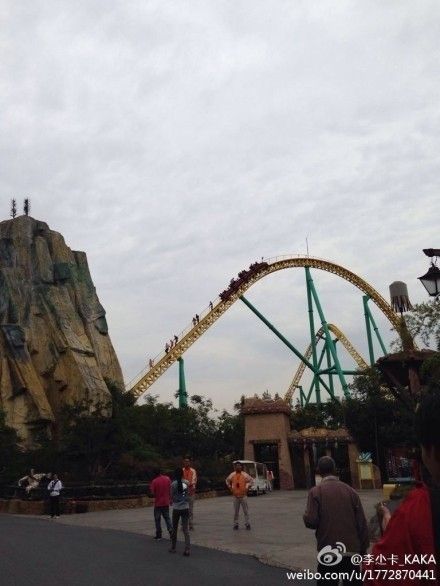 上海歡樂谷過山車發(fā)生故障，多位游客被卡在上面