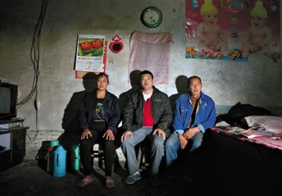 10月18日，自鋸病腿的鄭艷良所在的保定市清苑縣東臧村，有多家農戶大病難醫(yī)，村民王新建（中）得了白血