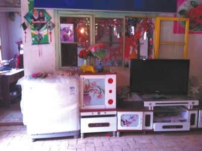 麻永東屋里的家具電器仍是嶄新的。