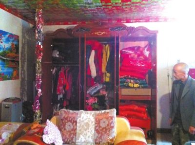 大衣柜里掛滿了各式衣服和挎包。