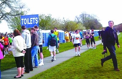 北京馬拉松“尿紅墻” 集體噓噓是傳統(tǒng)？