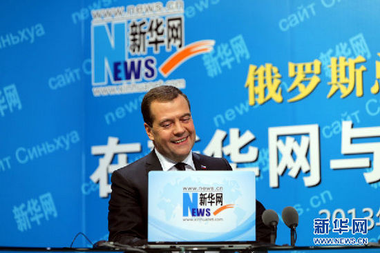 10月22日，俄羅斯總理梅德韋杰夫在新華網與中國網民進行在線交流互動。 新華社記者邢廣利攝