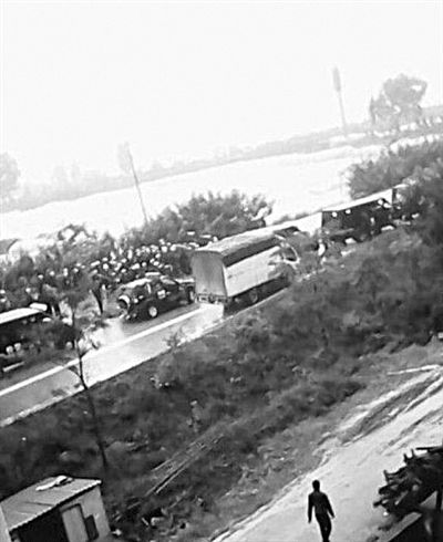 22日，云南晉寧數(shù)百村民與警方對峙。網(wǎng)絡(luò)截圖