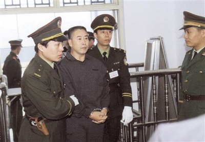 2000年9月30日，河南商丘，胡萬林被法警押上法庭。