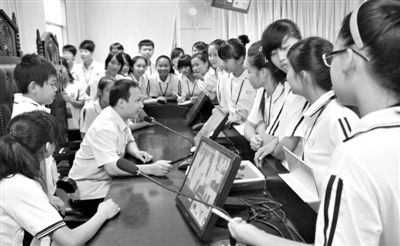 2013年5月30日，結(jié)合當(dāng)前國內(nèi)民眾普遍關(guān)注的“校長開房”、“強(qiáng)奸猥褻”等事件，廣西上思縣人民法院邀請中小學(xué)生到法院觀摩案件的庭審，提高他們的守法、維權(quán)意識。圖/IC