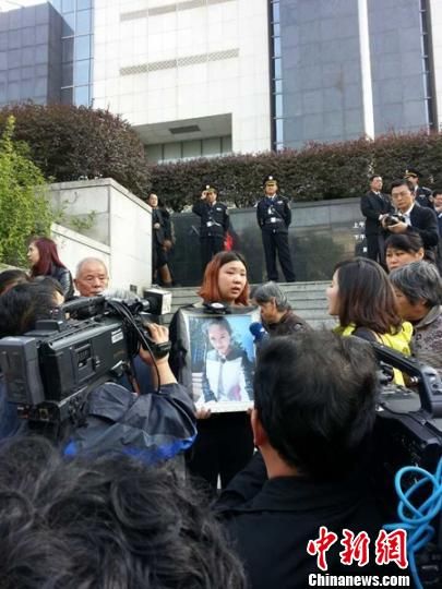 法院外，死者祁某的家人正在接受媒體采訪。 田雯 攝