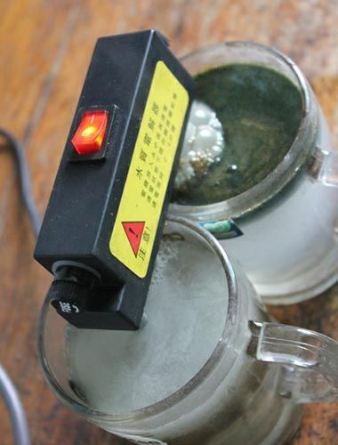 試驗后的水對比，工程供水變成了墨綠色