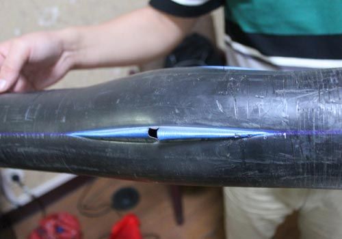 爆裂的水管，像被刀劃開一樣