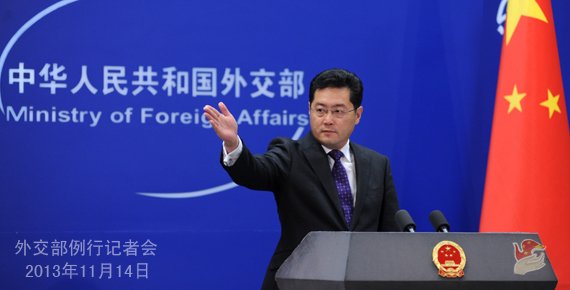 2013年11月14日，外交部發(fā)言人秦剛主持例行記者會。