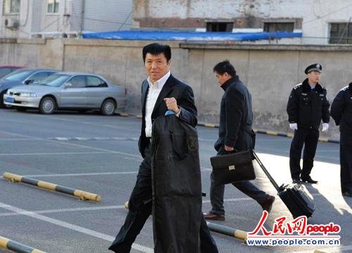 庭審當(dāng)日，李某某辯護(hù)律師張起淮匆匆趕到北京市一中院    人民網(wǎng)記者 翁奇羽攝