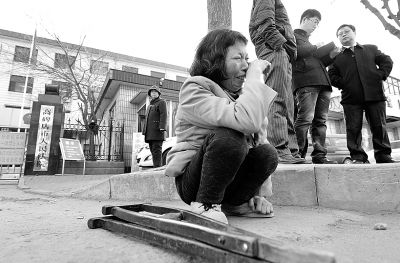 從法院出來(lái)以后，家屬和律師正在商量案情，夏鳳各在旁想著想著忍不住哭起來(lái)