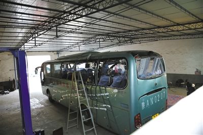 爆炸客車內(nèi)部已經(jīng)面目全非。據(jù)華商報(bào)