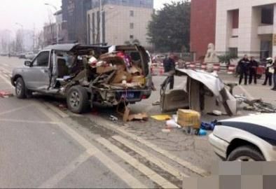 一輛越野車在車禍中受損嚴(yán)重。圖據(jù)網(wǎng)絡(luò)