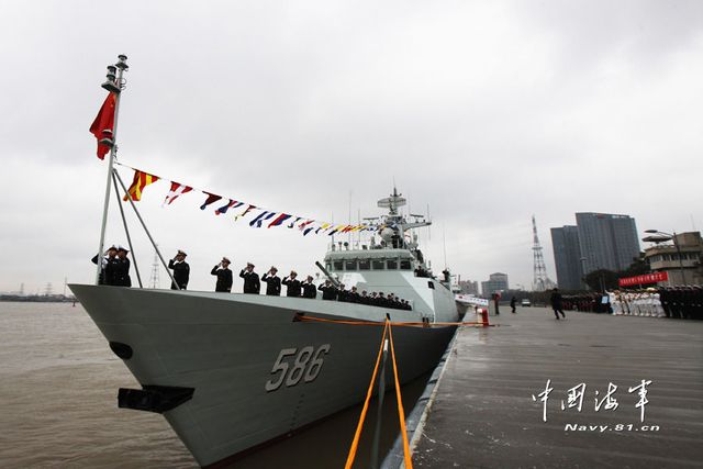 1月8日，某新型導(dǎo)彈護(hù)衛(wèi)艦吉安艦入列海軍東海艦隊(duì)命名授旗儀式現(xiàn)場(chǎng)。新華社發(fā)